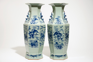 Une paire de vases hexagonaux en porcelaine de Chine bleu et blanc &agrave; d&eacute;cor de lions bouddhistes, 19&egrave;me