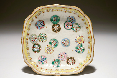 Een Chinese celadon cong vaas met trigrammen en een famille rose bowl, 19/20e eeuw