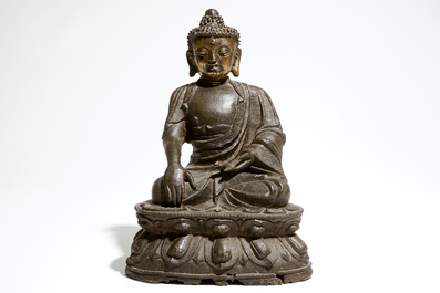 Een Chinese bronzen figuur van een gezeten Boedhha Shakyamuni, Ming