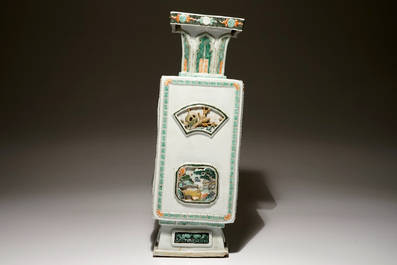 Un vase carr&eacute; en porcelaine de Chine famille verte, Kangxi