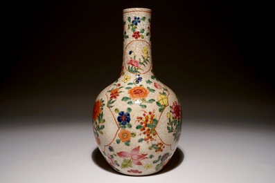 A Chinese famille rose crackle glaze vase with roosters, 19/20th C.