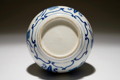Un vase bouteille en bleu et blanc, Kangxi