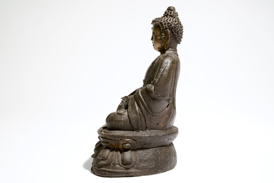 Een Chinese bronzen figuur van een gezeten Boedhha Shakyamuni, Ming