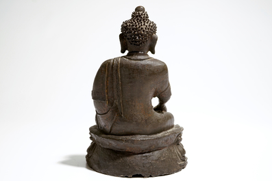 Een Chinese bronzen figuur van een gezeten Boedhha Shakyamuni, Ming