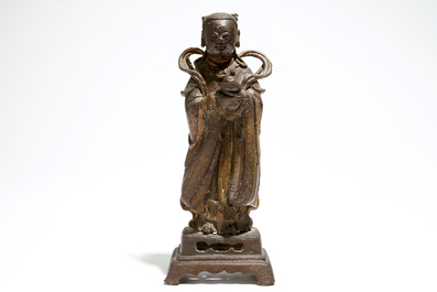 Een Chinese bronzen Shancai figuur, Ming