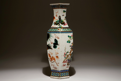 Un vase hexagonal en porcelaine de Chine famille verte aux lions bouddhistes, 19&egrave;me