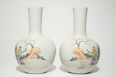 Une paire de vases de forme tianqiuping en porcelaine de Chine famille rose, 20&egrave;me