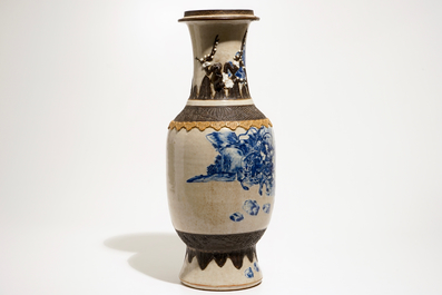Een Chinese blauw-witte Nanking vaas met krijgers, 19e eeuw