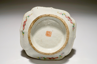 Een Chinese celadon cong vaas met trigrammen en een famille rose bowl, 19/20e eeuw