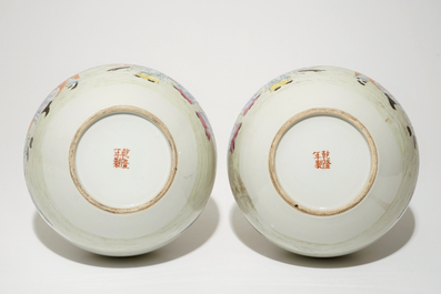 Une paire de vases de forme tianqiuping en porcelaine de Chine famille rose, 20&egrave;me