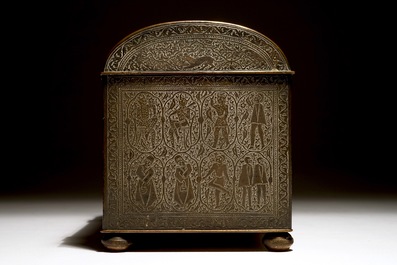 Un coffre de style qajar en cuivre grav&eacute; aux cr&eacute;atures imaginaires, France, 19&egrave;me