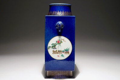 Un vase de type cong en porcelaine de Chine famille rose &agrave; fond bleu poudr&eacute;, 19&egrave;me