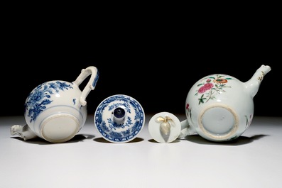 Twee Chinese blauw-witte en famille rose theepotten met deksels, Qianlong