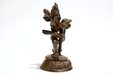 Een Sino-Tibetaanse bronzen figuur van Mahakala met Sakti, 19e eeuw