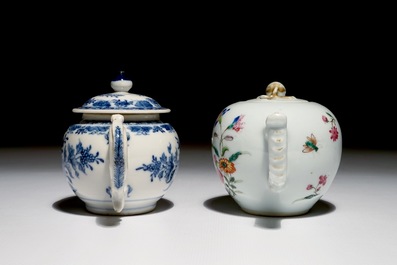 Deux th&eacute;i&egrave;res en porcelaine de Chine famille rose et bleu et blanc, Qianlong