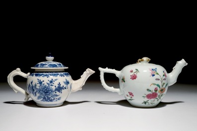 Twee Chinese blauw-witte en famille rose theepotten met deksels, Qianlong