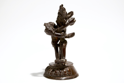 Een Sino-Tibetaanse bronzen figuur van Mahakala met Sakti, 19e eeuw