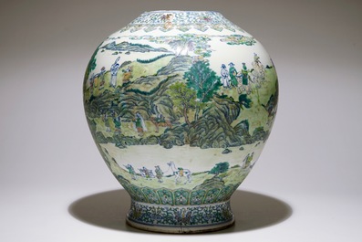 Un grand vase au paysage en porcelaine de Chine doucai, marque de Qianlong, 19/20&egrave;me