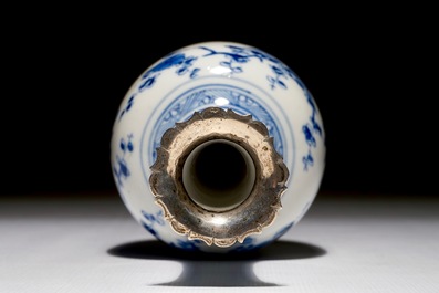 Een Chinees blauw-wit vaasje met zilveren montuur, Kangxi