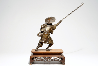 Un mod&egrave;le d'un p&ecirc;cheur en bronze sur socle en bois, Meiji, sign&eacute;