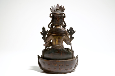 Een Chinese bronzen figuur van Bodhisattva met inscriptie en datering, Ming