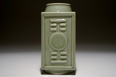 Un vase de forme cong aux trigrammes en porcelaine de Chine c&eacute;ladon et un bol famille rose, 19/20&egrave;me