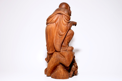 A tall Japanese carved wood figure of Daruma, 20th C.
