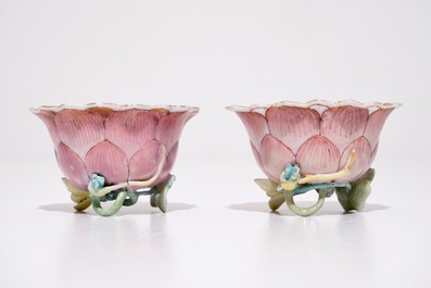 Une paire de tasses et soucoupes en forme de lotus en porcelaine de Chine famille rose, Yongzheng