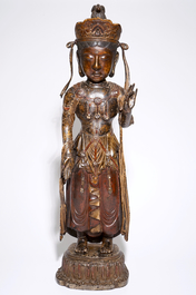 Een grote vergulde en gelakte bronzen Bodhisattva, wellicht Korea, Goryeo/Choson, 14-16e eeuw