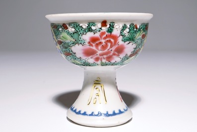 Een Chinese famille rose &quot;draken&quot; stem cup, Yongzheng