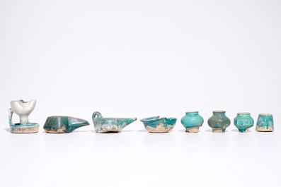 Une collection de lampes &agrave; huile et pots en c&eacute;ramique islamique turquoise, e.a. Raqqa, 13&egrave;me et apr&egrave;s