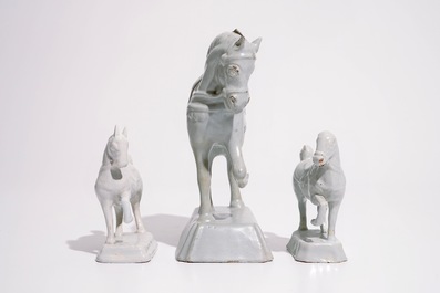 Trois mod&egrave;les de chevaux en fa&iuml;ence de Delft blanc monochrome, 18&egrave;me