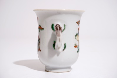 A Chinese blue and white immortal plate and a famille verte double handle cup, Kangxi