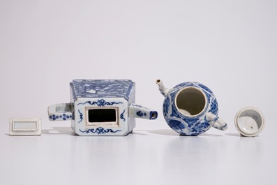 Deux th&eacute;i&egrave;res et leur couvercle en porcelaine de Chine bleu et blanc, une 19&egrave;me, une Kangxi
