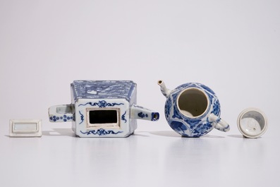 Een Chinese blauw-witte theepot met deksel, 19e eeuw en een Chinese blauw-witte theepot met deksel, Kangxi