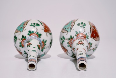 Une paire d'aspersoirs en porcelaine de Chine famille verte, Kangxi