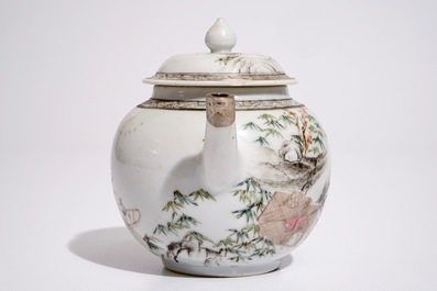 Une th&eacute;i&egrave;re et son couvercle en porcelaine de Chine grisaille-rose mont&eacute;e en argent, Yongzheng