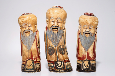 Een set van drie polychrome Chinese ivoren figuren van Shoulao, begin 20e eeuw