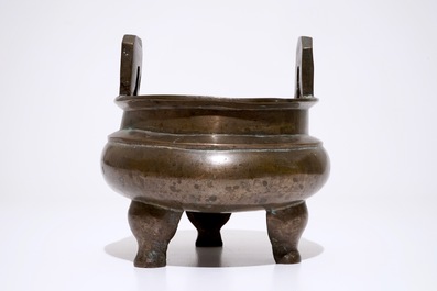 Een grote Chinese bronzen &quot;Ding&quot; ketel op drie poten, Ming