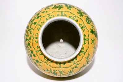 Een Chinese pot met groen &quot;Three friends of winter&quot; decor op gele fond, Wanli gemerkt, 19/20e eeuw
