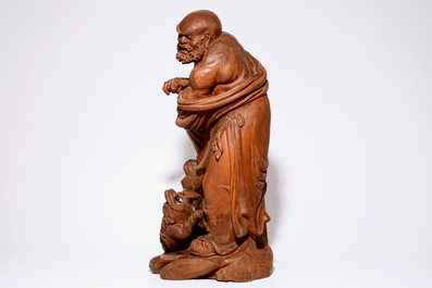 A tall Japanese carved wood figure of Daruma, 20th C.