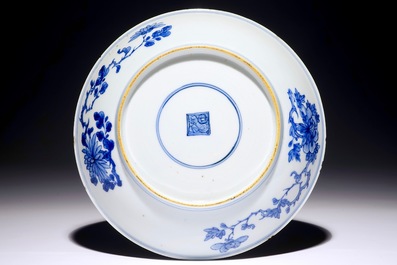 Une assiette en porcelaine de Chine bleu et blanc &agrave; d&eacute;cor de paysages, Kangxi, vers 1660