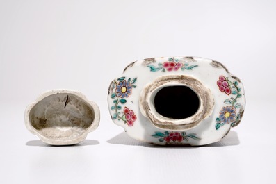 Une bo&icirc;te &agrave; th&eacute; hexagonale en porcelaine de Chine famille rose, Qianlong
