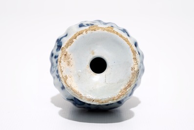 Un saupoudroir en fa&iuml;ence de Delf bleu et blanc &agrave; d&eacute;cor floral, 18&egrave;me