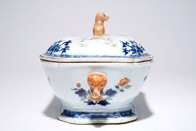 Une terrine sur son support en porcelaine de Chine famille rose, Qianlong
