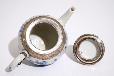 Une th&eacute;i&egrave;re en porcelaine de Chine bleu et blanc mont&eacute; en argent, Kangxi