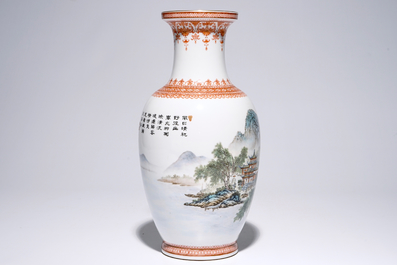 Un vase en porcelaine de Chine polychrome &agrave; d&eacute;cor de paysages et calligraphie, 20&egrave;me