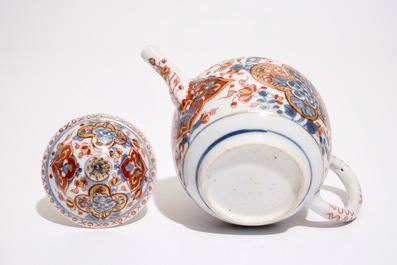 Une th&eacute;i&egrave;re en porcelaine de Chine de type Amsterdams Bont &agrave; d&eacute;cor floral, Qianlong