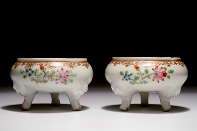 Une paire de salerons tripods en porcelaine de Chine famille rose, Qianlong