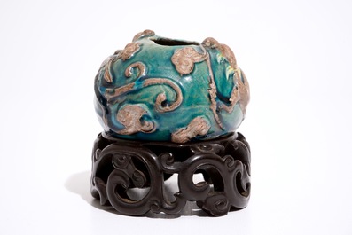 A Chinese turquoise and aubergine glazed brushwasher with applied dragons and lingzhi, 19/20th C.
